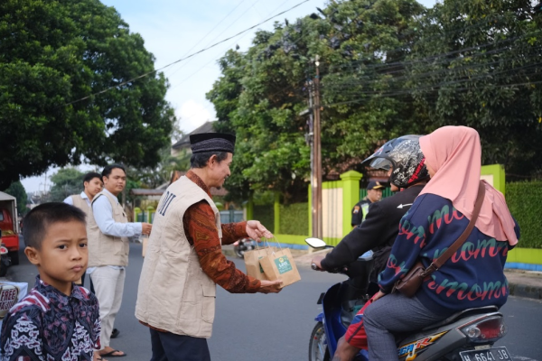 DPD LDII Kota Salatiga Tebar Indahnya Berbagi Melalui Aksi Berbagi Takjil